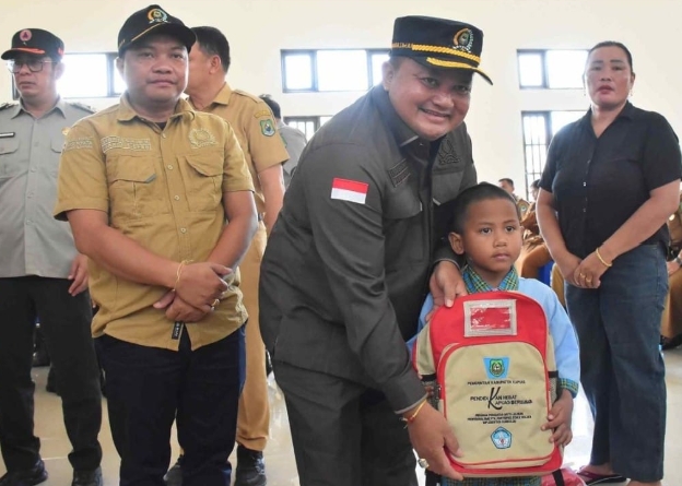 Tinjau Sarpras Pendidikan, Ardiansah Serahkan Bantuan