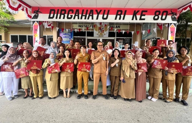 Direktur Serahkan 31 Satyalancana Karya Satya