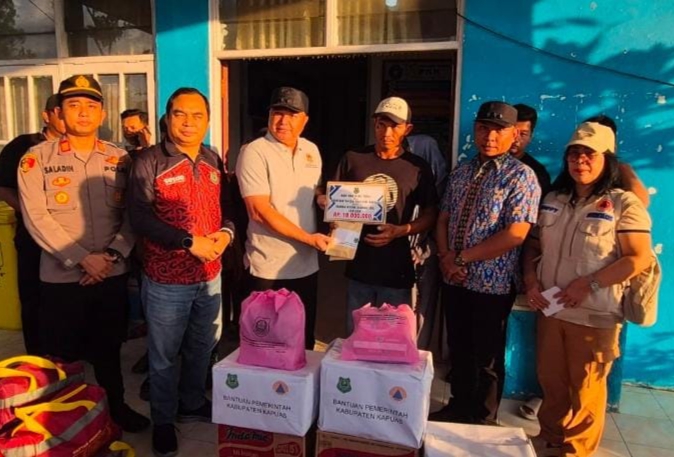 Wabup Serahkan Bantuan Kemanusian