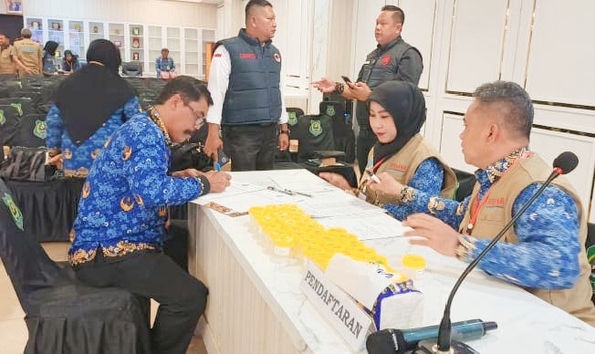 Pejabat Eselon II & III Pemkab Kapuas Tes Urine