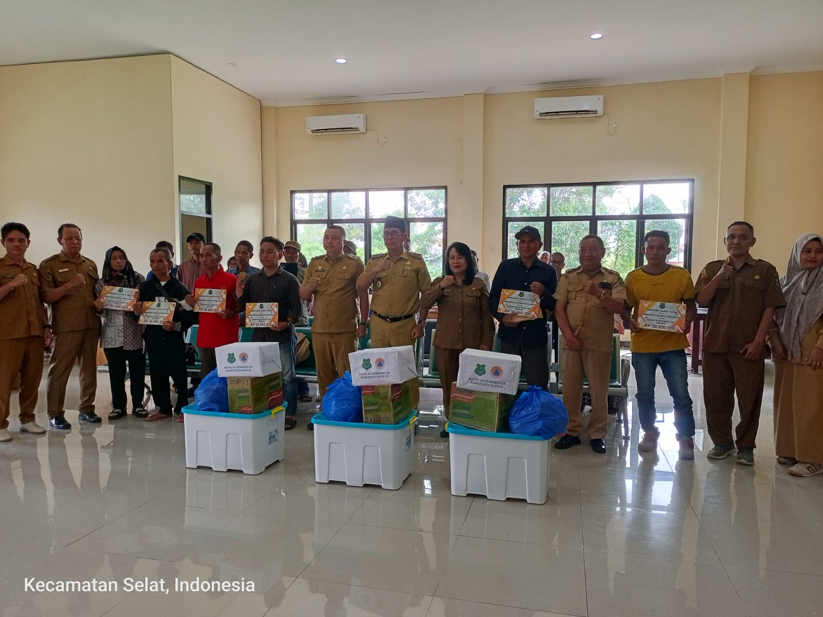 Warga Dampak Puting Beliung-Kebakaran Terima Bantuan