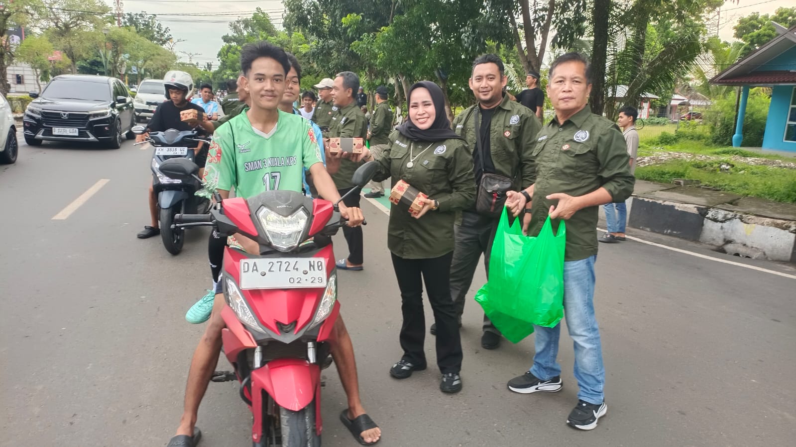 PWI Berbagi Sembako Panti Asuhan & Takjil Untuk Pengendara