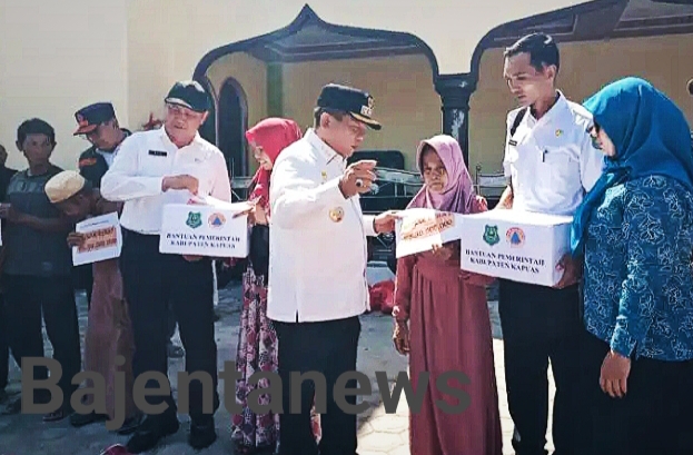 Bupati Kapuas Serahkan Bantuan Korban Kebakaran Pulau Kupang