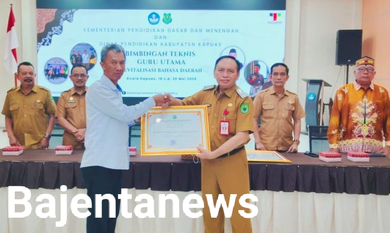 KADISDIK KAPUAS TERIMA PENGHARGAAN PELESTARIAN BAHASA DAERAH
