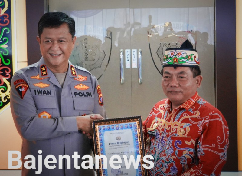 BUPATI TERIMA PENGHARGAAN POLDA KALTENG