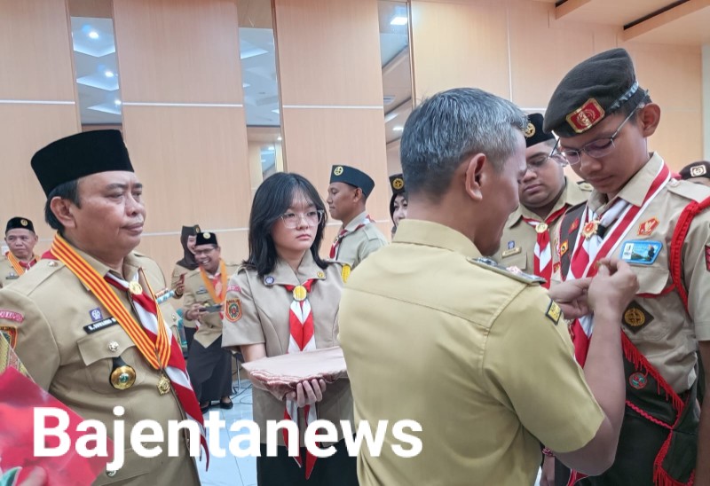 HARI PRAMUKA, BUPATI BERIKAN PENGHARGAAN LENCANA PANCAWARSA DAN TISKA JAMNAS XII